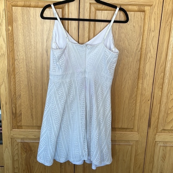 Le Chateau Lined Lace Dress - Picture 4 of 9